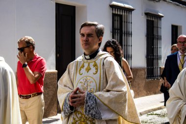 Carmona, İspanya - 19 Haziran 2022 Carmona Corpus Christi, Santa Maria Kilisesi 'ne giden dini geçit töreni, dini heykeller, küçük çocuklar, Hıristiyanlar ve bir müzik grubundan oluşuyor.