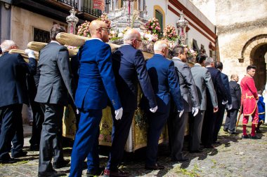 Carmona, İspanya - 19 Haziran 2022 Carmona Corpus Christi, Santa Maria Kilisesi 'ne giden dini geçit töreni, dini heykeller, küçük çocuklar, Hıristiyanlar ve bir müzik grubundan oluşuyor.