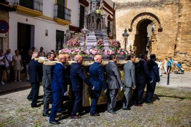 Carmona, İspanya - 19 Haziran 2022 Carmona Corpus Christi, Santa Maria Kilisesi 'ne giden dini geçit töreni, dini heykeller, küçük çocuklar, Hıristiyanlar ve bir müzik grubundan oluşuyor.