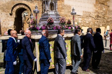 Carmona, İspanya - 19 Haziran 2022 Carmona Corpus Christi, Santa Maria Kilisesi 'ne giden dini geçit töreni, dini heykeller, küçük çocuklar, Hıristiyanlar ve bir müzik grubundan oluşuyor.