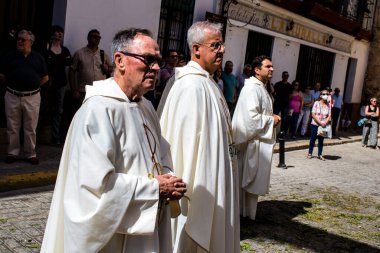 Carmona, İspanya - 19 Haziran 2022 Carmona Corpus Christi, Santa Maria Kilisesi 'ne giden dini geçit töreni, dini heykeller, küçük çocuklar, Hıristiyanlar ve bir müzik grubundan oluşuyor.