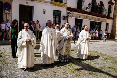 Carmona, İspanya - 19 Haziran 2022 Carmona Corpus Christi, Santa Maria Kilisesi 'ne giden dini geçit töreni, dini heykeller, küçük çocuklar, Hıristiyanlar ve bir müzik grubundan oluşuyor.