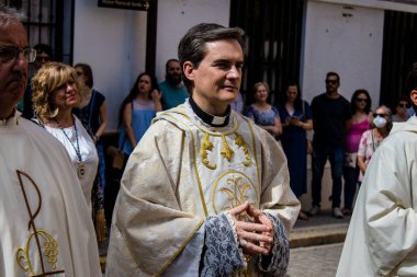 Carmona, İspanya - 19 Haziran 2022 Carmona Corpus Christi, Santa Maria Kilisesi 'ne giden dini geçit töreni, dini heykeller, küçük çocuklar, Hıristiyanlar ve bir müzik grubundan oluşuyor.