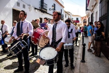 Carmona, İspanya - 19 Haziran 2022 Carmona Corpus Christi, Santa Maria Kilisesi 'ne giden dini geçit töreni, dini heykeller, küçük çocuklar, Hıristiyanlar ve bir müzik grubundan oluşuyor.