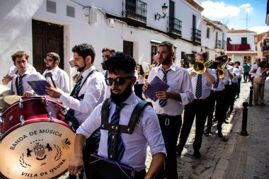 Carmona, İspanya - 19 Haziran 2022 Carmona Corpus Christi, Santa Maria Kilisesi 'ne giden dini geçit töreni, dini heykeller, küçük çocuklar, Hıristiyanlar ve bir müzik grubundan oluşuyor.