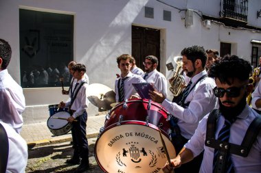Carmona, İspanya - 19 Haziran 2022 Carmona Corpus Christi, Santa Maria Kilisesi 'ne giden dini geçit töreni, dini heykeller, küçük çocuklar, Hıristiyanlar ve bir müzik grubundan oluşuyor.