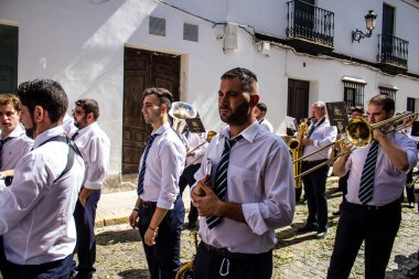 Carmona, İspanya - 19 Haziran 2022 Carmona Corpus Christi, Santa Maria Kilisesi 'ne giden dini geçit töreni, dini heykeller, küçük çocuklar, Hıristiyanlar ve bir müzik grubundan oluşuyor.