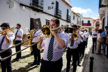 Carmona, İspanya - 19 Haziran 2022 Carmona Corpus Christi, Santa Maria Kilisesi 'ne giden dini geçit töreni, dini heykeller, küçük çocuklar, Hıristiyanlar ve bir müzik grubundan oluşuyor.