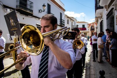 Carmona, İspanya - 19 Haziran 2022 Carmona Corpus Christi, Santa Maria Kilisesi 'ne giden dini geçit töreni, dini heykeller, küçük çocuklar, Hıristiyanlar ve bir müzik grubundan oluşuyor.