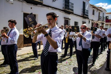 Carmona, İspanya - 19 Haziran 2022 Carmona Corpus Christi, Santa Maria Kilisesi 'ne giden dini geçit töreni, dini heykeller, küçük çocuklar, Hıristiyanlar ve bir müzik grubundan oluşuyor.