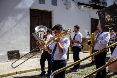 Carmona, İspanya - 19 Haziran 2022 Carmona Corpus Christi, Santa Maria Kilisesi 'ne giden dini geçit töreni, dini heykeller, küçük çocuklar, Hıristiyanlar ve bir müzik grubundan oluşuyor.