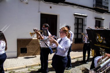 Carmona, İspanya - 19 Haziran 2022 Carmona Corpus Christi, Santa Maria Kilisesi 'ne giden dini geçit töreni, dini heykeller, küçük çocuklar, Hıristiyanlar ve bir müzik grubundan oluşuyor.