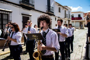 Carmona, İspanya - 19 Haziran 2022 Carmona Corpus Christi, Santa Maria Kilisesi 'ne giden dini geçit töreni, dini heykeller, küçük çocuklar, Hıristiyanlar ve bir müzik grubundan oluşuyor.