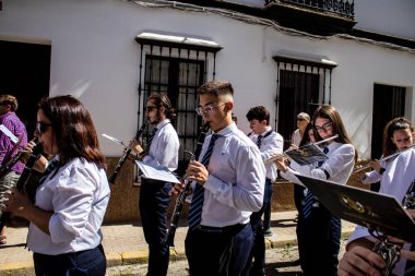 Carmona, İspanya - 19 Haziran 2022 Carmona Corpus Christi, Santa Maria Kilisesi 'ne giden dini geçit töreni, dini heykeller, küçük çocuklar, Hıristiyanlar ve bir müzik grubundan oluşuyor.