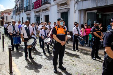 Carmona, İspanya - 19 Haziran 2022 Carmona Corpus Christi, dini tören sırasında Carmona sokaklarında polis