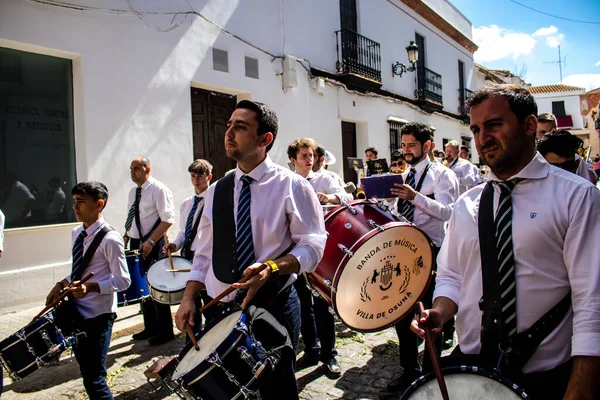 Carmona, İspanya - 19 Haziran 2022 Carmona Corpus Christi, Santa Maria Kilisesi 'ne giden dini geçit töreni, dini heykeller, küçük çocuklar, Hıristiyanlar ve bir müzik grubundan oluşuyor.