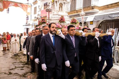 Carmona, İspanya - 19 Haziran 2022 Carmona Corpus Christi, Santa Maria Kilisesi 'ne giden dini geçit töreni, dini heykeller, küçük çocuklar, Hıristiyanlar ve bir müzik grubundan oluşuyor.