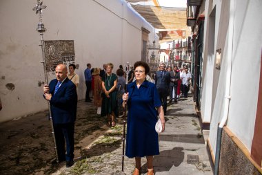Carmona, İspanya - 19 Haziran 2022 Carmona Corpus Christi, Santa Maria Kilisesi 'ne giden dini geçit töreni, dini heykeller, küçük çocuklar, Hıristiyanlar ve bir müzik grubundan oluşuyor.
