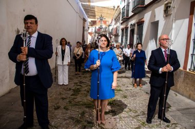 Carmona, İspanya - 19 Haziran 2022 Carmona Corpus Christi, Santa Maria Kilisesi 'ne giden dini geçit töreni, dini heykeller, küçük çocuklar, Hıristiyanlar ve bir müzik grubundan oluşuyor.