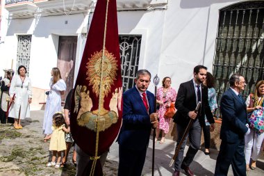 Carmona, İspanya - 19 Haziran 2022 Carmona Corpus Christi, Santa Maria Kilisesi 'ne giden dini geçit töreni, dini heykeller, küçük çocuklar, Hıristiyanlar ve bir müzik grubundan oluşuyor.