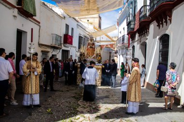Carmona, İspanya - 19 Haziran 2022 Carmona Corpus Christi, Santa Maria Kilisesi 'ne giden dini geçit töreni, dini heykeller, küçük çocuklar, Hıristiyanlar ve bir müzik grubundan oluşuyor.