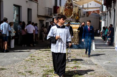 Carmona, İspanya - 19 Haziran 2022 Carmona Corpus Christi, Santa Maria Kilisesi 'ne giden dini geçit töreni, dini heykeller, küçük çocuklar, Hıristiyanlar ve bir müzik grubundan oluşuyor.