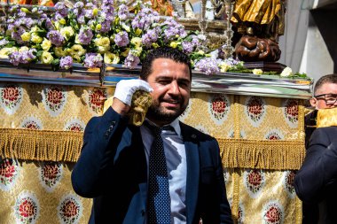 Carmona, İspanya - 19 Haziran 2022 Carmona Corpus Christi, Santa Maria Kilisesi 'ne giden dini geçit töreni, dini heykeller, küçük çocuklar, Hıristiyanlar ve bir müzik grubundan oluşuyor.