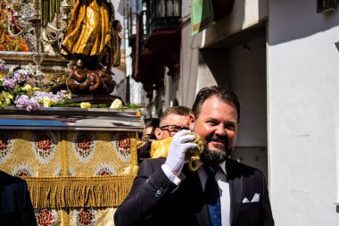 Carmona, İspanya - 19 Haziran 2022 Carmona Corpus Christi, Santa Maria Kilisesi 'ne giden dini geçit töreni, dini heykeller, küçük çocuklar, Hıristiyanlar ve bir müzik grubundan oluşuyor.