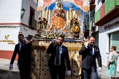 Carmona, İspanya - 19 Haziran 2022 Carmona Corpus Christi, Santa Maria Kilisesi 'ne giden dini geçit töreni, dini heykeller, küçük çocuklar, Hıristiyanlar ve bir müzik grubundan oluşuyor.