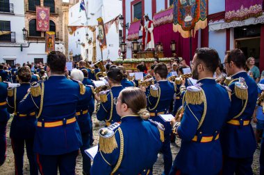 Carmona, İspanya - 19 Haziran 2022 Carmona Corpus Christi, Santa Maria Kilisesi 'ne giden dini geçit töreni, dini heykeller, küçük çocuklar, Hıristiyanlar ve bir müzik grubundan oluşuyor.