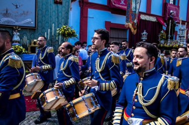 Carmona, İspanya - 19 Haziran 2022 Carmona Corpus Christi, Santa Maria Kilisesi 'ne giden dini geçit töreni, dini heykeller, küçük çocuklar, Hıristiyanlar ve bir müzik grubundan oluşuyor.