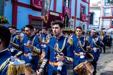 Carmona, İspanya - 19 Haziran 2022 Carmona Corpus Christi, Santa Maria Kilisesi 'ne giden dini geçit töreni, dini heykeller, küçük çocuklar, Hıristiyanlar ve bir müzik grubundan oluşuyor.