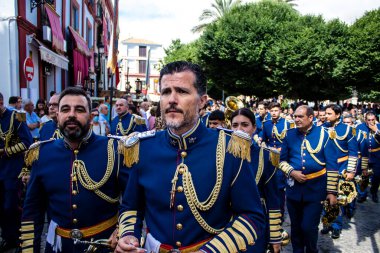 Carmona, İspanya - 19 Haziran 2022 Carmona Corpus Christi, Santa Maria Kilisesi 'ne giden dini geçit töreni, dini heykeller, küçük çocuklar, Hıristiyanlar ve bir müzik grubundan oluşuyor.