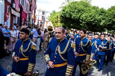Carmona, İspanya - 19 Haziran 2022 Carmona Corpus Christi, Santa Maria Kilisesi 'ne giden dini geçit töreni, dini heykeller, küçük çocuklar, Hıristiyanlar ve bir müzik grubundan oluşuyor.