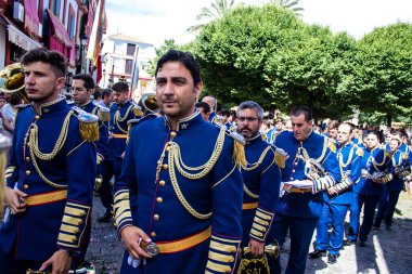 Carmona, İspanya - 19 Haziran 2022 Carmona Corpus Christi, Santa Maria Kilisesi 'ne giden dini geçit töreni, dini heykeller, küçük çocuklar, Hıristiyanlar ve bir müzik grubundan oluşuyor.