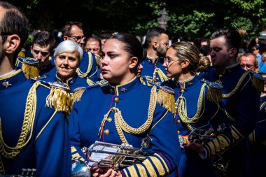 Carmona, İspanya - 19 Haziran 2022 Carmona Corpus Christi, Santa Maria Kilisesi 'ne giden dini geçit töreni, dini heykeller, küçük çocuklar, Hıristiyanlar ve bir müzik grubundan oluşuyor.