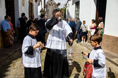 Carmona, İspanya - 19 Haziran 2022 Carmona Corpus Christi, Santa Maria Kilisesi 'ne giden dini geçit töreni, dini heykeller, küçük çocuklar, Hıristiyanlar ve bir müzik grubundan oluşuyor.