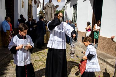 Carmona, İspanya - 19 Haziran 2022 Carmona Corpus Christi, Santa Maria Kilisesi 'ne giden dini geçit töreni, dini heykeller, küçük çocuklar, Hıristiyanlar ve bir müzik grubundan oluşuyor.