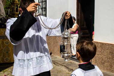 Carmona, İspanya - 19 Haziran 2022 Carmona Corpus Christi, Santa Maria Kilisesi 'ne giden dini geçit töreni, dini heykeller, küçük çocuklar, Hıristiyanlar ve bir müzik grubundan oluşuyor.