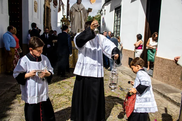 Carmona, İspanya - 19 Haziran 2022 Carmona Corpus Christi, Santa Maria Kilisesi 'ne giden dini geçit töreni, dini heykeller, küçük çocuklar, Hıristiyanlar ve bir müzik grubundan oluşuyor.