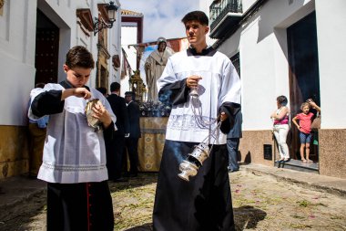 Carmona, İspanya - 19 Haziran 2022 Carmona Corpus Christi, Santa Maria Kilisesi 'ne giden dini geçit töreni, dini heykeller, küçük çocuklar, Hıristiyanlar ve bir müzik grubundan oluşuyor.