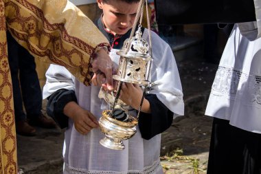 Carmona, İspanya - 19 Haziran 2022 Carmona Corpus Christi, Santa Maria Kilisesi 'ne giden dini geçit töreni, dini heykeller, küçük çocuklar, Hıristiyanlar ve bir müzik grubundan oluşuyor.