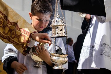 Carmona, İspanya - 19 Haziran 2022 Carmona Corpus Christi, Santa Maria Kilisesi 'ne giden dini geçit töreni, dini heykeller, küçük çocuklar, Hıristiyanlar ve bir müzik grubundan oluşuyor.