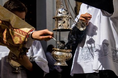 Carmona, İspanya - 19 Haziran 2022 Carmona Corpus Christi, Santa Maria Kilisesi 'ne giden dini geçit töreni, dini heykeller, küçük çocuklar, Hıristiyanlar ve bir müzik grubundan oluşuyor.