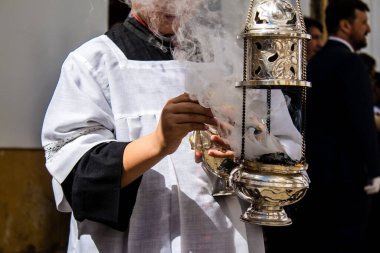 Carmona, İspanya - 19 Haziran 2022 Carmona Corpus Christi, Santa Maria Kilisesi 'ne giden dini geçit töreni, dini heykeller, küçük çocuklar, Hıristiyanlar ve bir müzik grubundan oluşuyor.