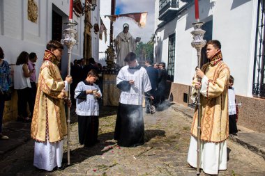 Carmona, İspanya - 19 Haziran 2022 Carmona Corpus Christi, Santa Maria Kilisesi 'ne giden dini geçit töreni, dini heykeller, küçük çocuklar, Hıristiyanlar ve bir müzik grubundan oluşuyor.