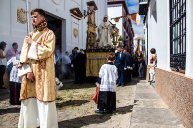 Carmona, İspanya - 19 Haziran 2022 Carmona Corpus Christi, Santa Maria Kilisesi 'ne giden dini geçit töreni, dini heykeller, küçük çocuklar, Hıristiyanlar ve bir müzik grubundan oluşuyor.
