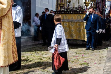 Carmona, İspanya - 19 Haziran 2022 Carmona Corpus Christi, Santa Maria Kilisesi 'ne giden dini geçit töreni, dini heykeller, küçük çocuklar, Hıristiyanlar ve bir müzik grubundan oluşuyor.
