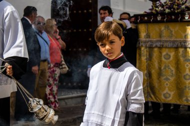 Carmona, İspanya - 19 Haziran 2022 Carmona Corpus Christi, Santa Maria Kilisesi 'ne giden dini geçit töreni, dini heykeller, küçük çocuklar, Hıristiyanlar ve bir müzik grubundan oluşuyor.