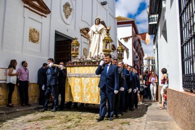 Carmona, İspanya - 19 Haziran 2022 Carmona Corpus Christi, Santa Maria Kilisesi 'ne giden dini geçit töreni, dini heykeller, küçük çocuklar, Hıristiyanlar ve bir müzik grubundan oluşuyor.